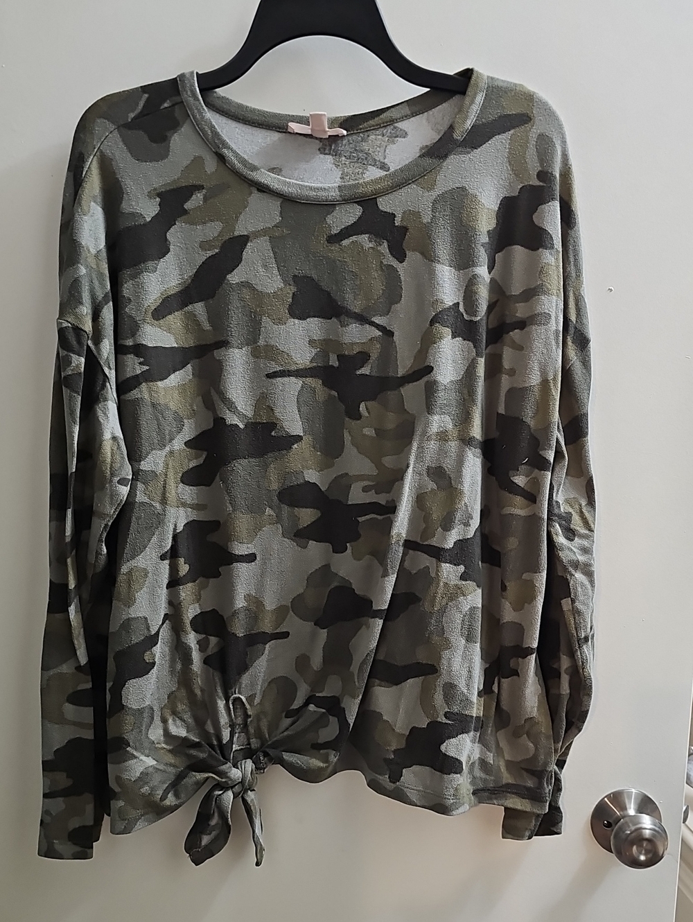 Women’s Camo Tie-Hem Long Sleeve Top - Olive/Black